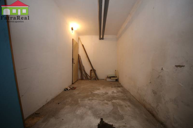 3-izb. byt v rekonštrukcii, Ľubochňa okres Ružomberok - Prázdna miestnosť s betónovou podlahou, svetlo biele steny, dvere v 3-izbovom byte.