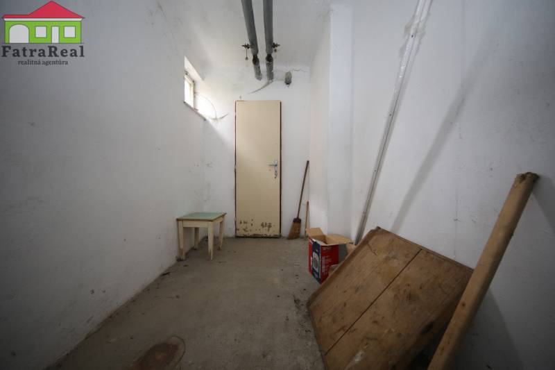 3-izb. byt v rekonštrukcii, Ľubochňa okres Ružomberok - Úložný priestor v 3-izbovom byte s bielymi stenami a rôznymi predmetmi.