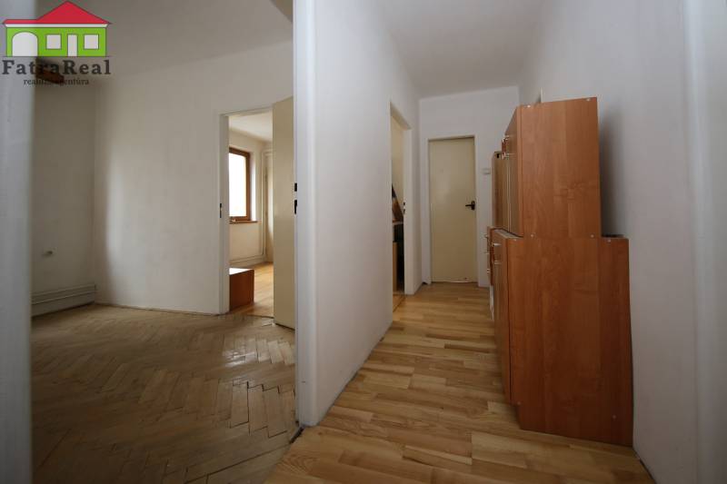 3-izb. byt v rekonštrukcii, Ľubochňa okres Ružomberok - Chodba s podlahou s dreveným dekorom a vstupmi v 3-izbovom byte.