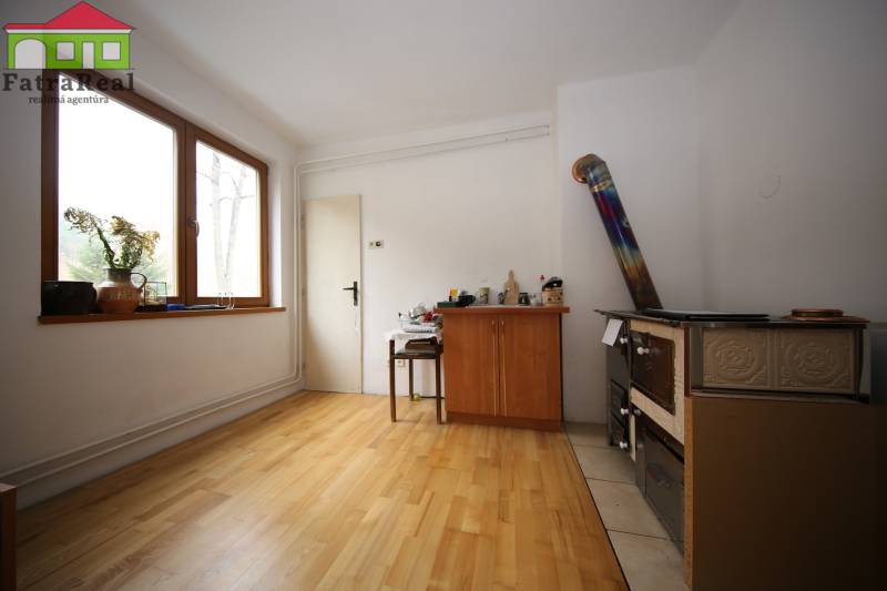 3-izb. byt v rekonštrukcii, Ľubochňa okres Ružomberok - Izba v 3-izbovom byte s pecou, podlaha s dreveným dekorom, základná výbava.