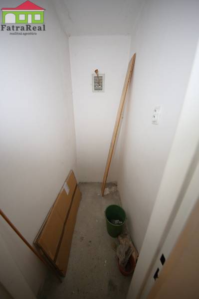 3-izb. byt v rekonštrukcii, Ľubochňa okres Ružomberok - Malá miestnosť na skladovanie s bielymi stenami a podlahou v 3-izbovom byte.