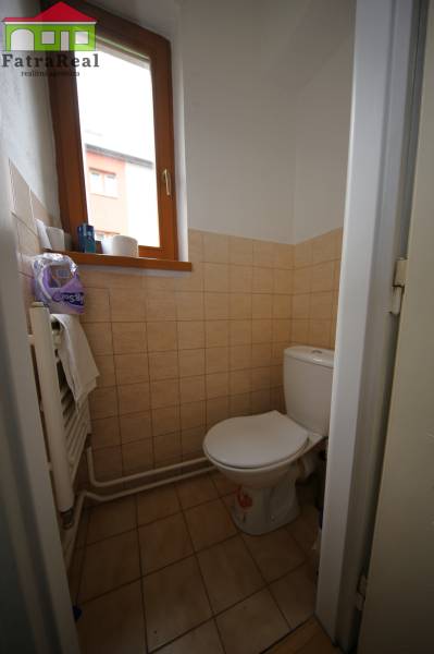 3-izb. byt v rekonštrukcii, Ľubochňa okres Ružomberok - WC miestnosť v 3-izbovom byte s keramickým obkladom a toaleta.