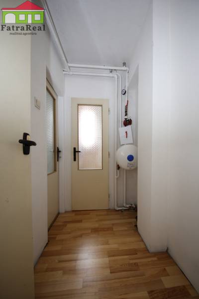 3-izb. byt v rekonštrukcii, Ľubochňa okres Ružomberok - Chodba v 3-izbovom byte s dreveným dekorom podlahy a dverami s mliečnym sklom.