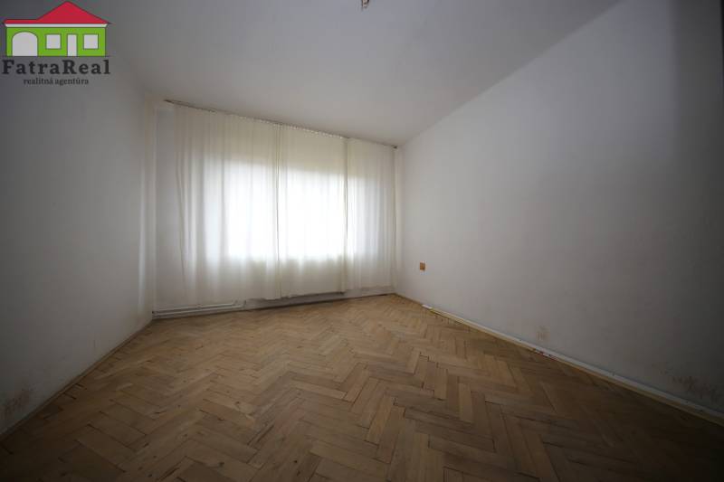 3-izb. byt v rekonštrukcii, Ľubochňa okres Ružomberok - Izba s podlahou s dreveným dekorom a záclonami v 3-izbovom byte.