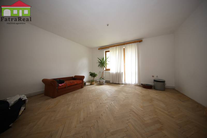 3-izb. byt v rekonštrukcii, Ľubochňa okres Ružomberok - Obývacia izba v 3-izbovom byte s podlahou s dreveným dekorom a gaučom.