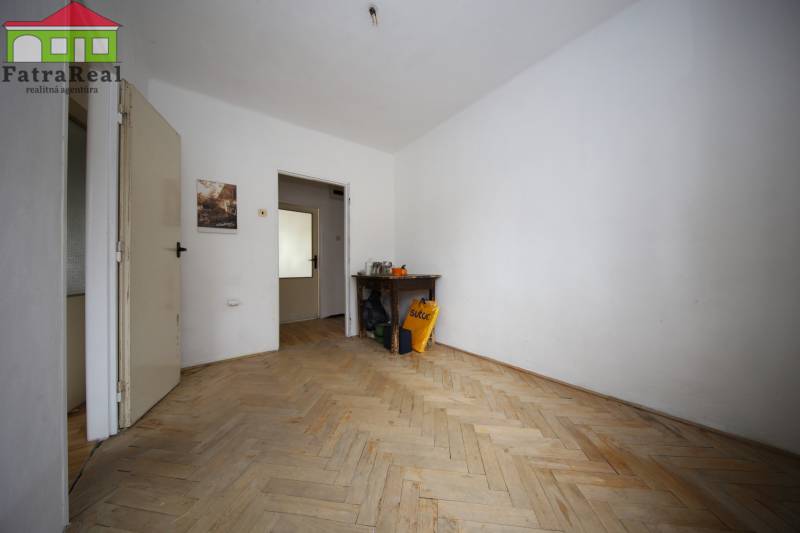 3-izb. byt v rekonštrukcii, Ľubochňa okres Ružomberok - Izba so svetlými stenami a podlahou s dreveným dekorom v 3-izbovom byte.