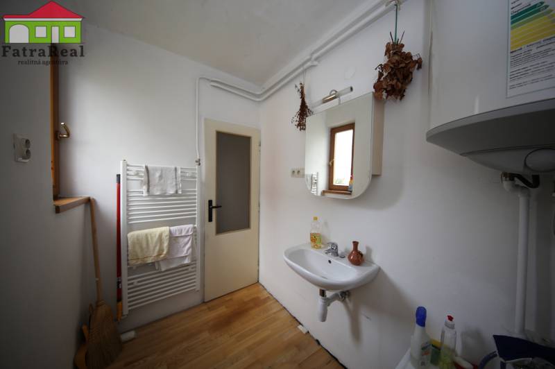 3-izb. byt v rekonštrukcii, Ľubochňa okres Ružomberok - Kúpeľňa s umývadlom a sušiakom, podlaha s dreveným dekorom, 3-izbový byt.