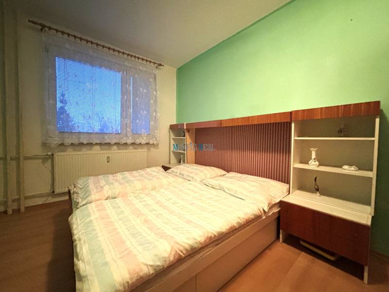 MAXFIN REAL - predaj dvojgarsónky - Nitra, Klokočina - Dvojgarsónka so svetlými stenami, veľkým oknom a podlahou s dreveným dekorom.