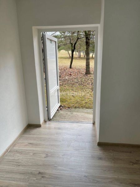 Na prenajom najlacnejšie komerčne priestory v Prievidzi. - Obchodné priestory s otvorenými dverami a podlahou s dreveným dekorom vedú do prírody.