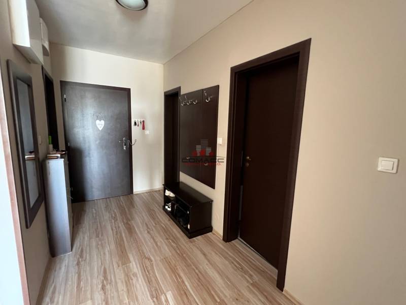 2iz byt v novostavbe Hlohovec Zľava!!! - Chodba 2-izbového bytu s podlahou s dreveným dekorom a tmavými dverami.