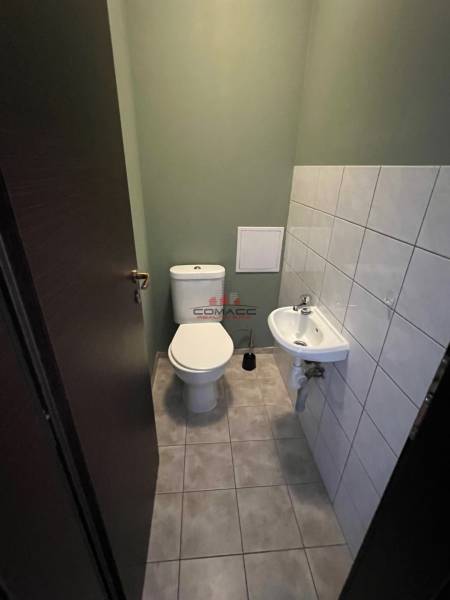 2iz byt v novostavbe Hlohovec Zľava!!! - Kúpeľňa v 2-izbovom byte s toaletou a umývadlom, podlaha so svetlými dlaždicami.