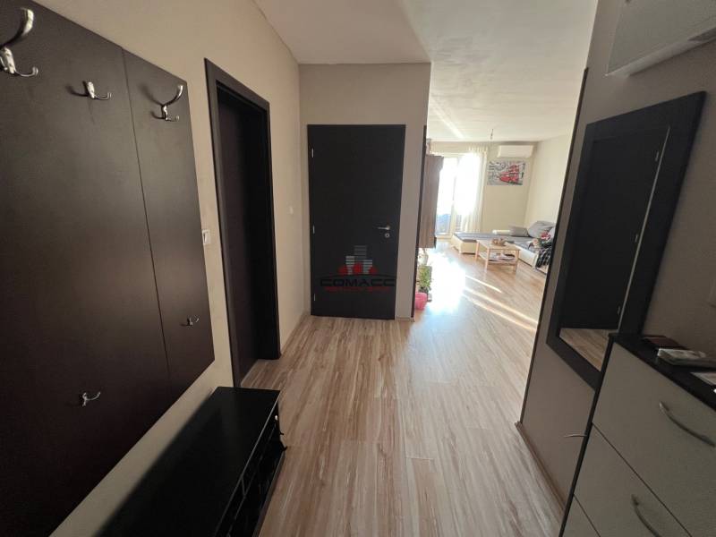 2iz byt v novostavbe Hlohovec Zľava!!! - Chodba v 2-izbovom byte s podlahou s dreveným dekorom a vešiakmi na oblečenie.