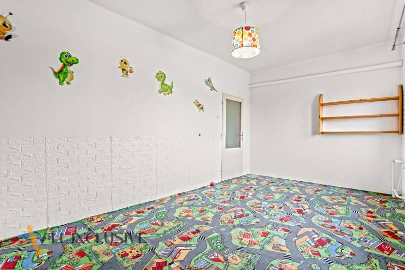 NA PREDAJ 6-IZBOVÝ RD S VEĽKÝM POZOMKOM, DOLNÝ ŠTÁL - Detská izba v rodinnom dome s farebným kobercom a obrázkami zvierat na stene.