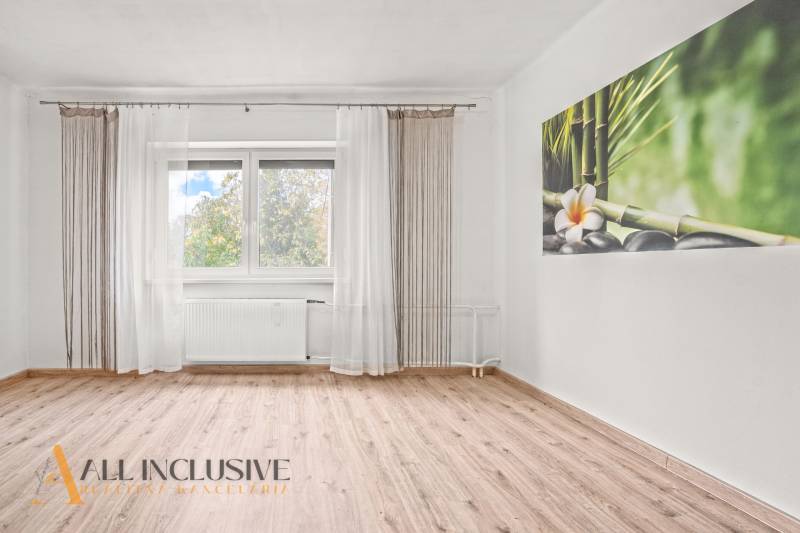 NA PREDAJ 6-IZBOVÝ RD S VEĽKÝM POZOMKOM, DOLNÝ ŠTÁL - Prázdna miestnosť s podlahou s dreveným dekorom a veľkým oknom v rodinnom dome.