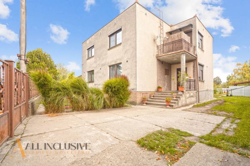 NA PREDAJ 6-IZBOVÝ RD S VEĽKÝM POZOMKOM, DOLNÝ ŠTÁL - Rodinný dom v Dolnom Štáli so schodiskom a balkónom obklopený zeleňou.