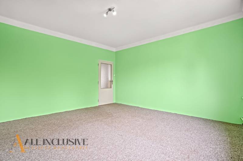 NA PREDAJ 6-IZBOVÝ RD S VEĽKÝM POZOMKOM, DOLNÝ ŠTÁL - Zelené steny v miestnosti Rodinného domu s textúrovaným kobercom na podlahe.