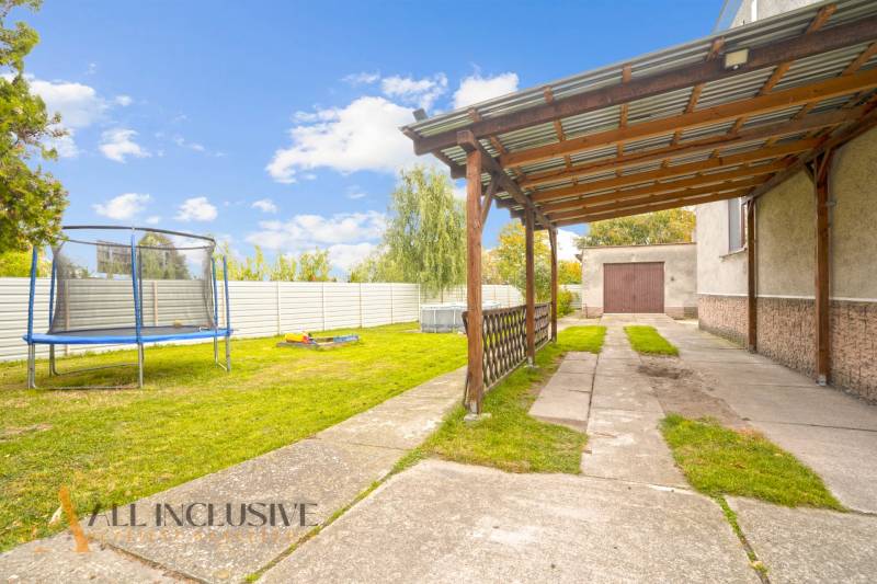 NA PREDAJ 6-IZBOVÝ RD S VEĽKÝM POZOMKOM, DOLNÝ ŠTÁL - Záhrada rodinného domu v Dolnom Štále s trampolínou a altánkom.