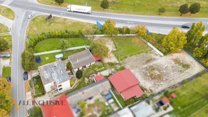 NA PREDAJ 6-IZBOVÝ RD S VEĽKÝM POZOMKOM, DOLNÝ ŠTÁL - Letecký pohľad na rodinný dom v Dolnom Štále pri hlavnej ceste.