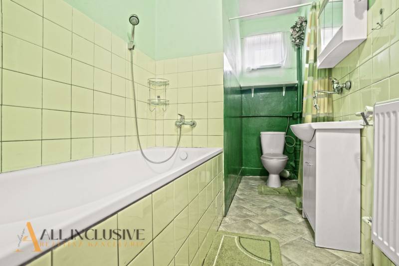 NA PREDAJ 6-IZBOVÝ RD S VEĽKÝM POZOMKOM, DOLNÝ ŠTÁL - Kúpeľňa v rodinnom dome ukazuje vaňu, umývadlo, toaletu a dlaždice s kvetinovým dekorom.