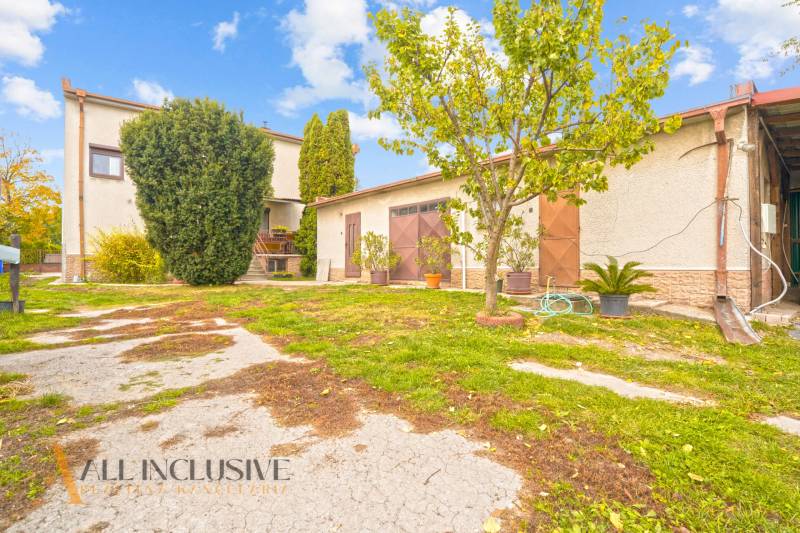 NA PREDAJ 6-IZBOVÝ RD S VEĽKÝM POZOMKOM, DOLNÝ ŠTÁL - Rodinný dom v Dolnom Štále so záhradou, garážou a zeleňou, obklopený stromami.