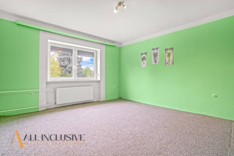 NA PREDAJ 6-IZBOVÝ RD S VEĽKÝM POZOMKOM, DOLNÝ ŠTÁL - Izba v rodinnom dome so zelenými stenami, oknom a kobercom.