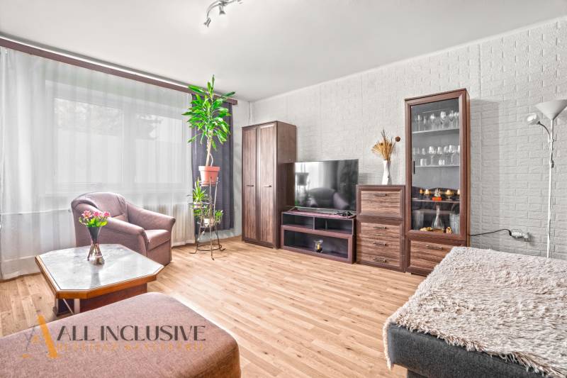 NA PREDAJ 6-IZBOVÝ RD S VEĽKÝM POZOMKOM, DOLNÝ ŠTÁL - Obývacia izba v rodinnom dome s podlahou s dreveným dekorom a pohodlným nábytkom.