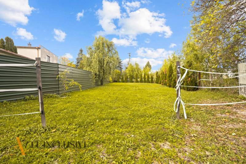 NA PREDAJ 6-IZBOVÝ RD S VEĽKÝM POZOMKOM, DOLNÝ ŠTÁL - Záhrada rodinného domu v Dolnom Štále s trávnikom a dreveným plotom.