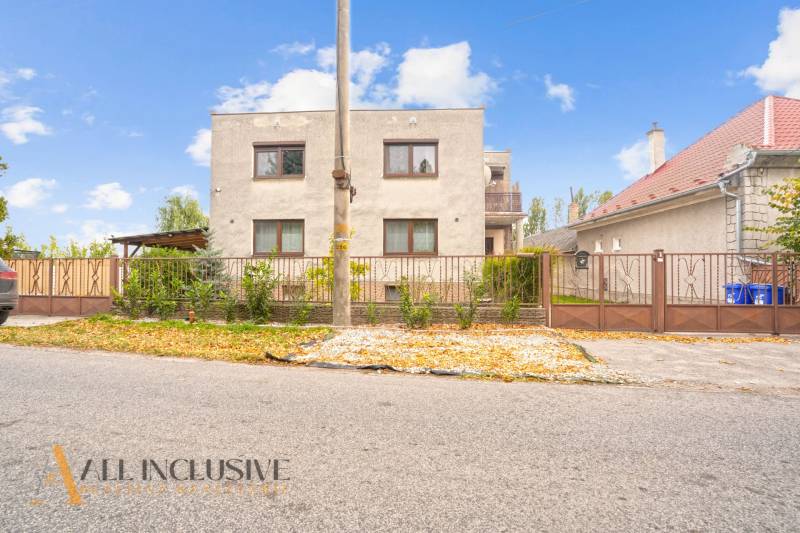 NA PREDAJ 6-IZBOVÝ RD S VEĽKÝM POZOMKOM, DOLNÝ ŠTÁL - Rodinný dom v Dolnom Štáli obklopený zeleňou, s bránou a pokojným okolím.