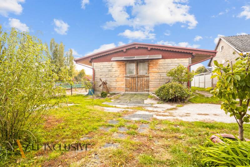 NA PREDAJ 6-IZBOVÝ RD S VEĽKÝM POZOMKOM, DOLNÝ ŠTÁL - Rodinný dom v Dolnom Štále s dreveným záhradným domčekom a upravenou záhradou.