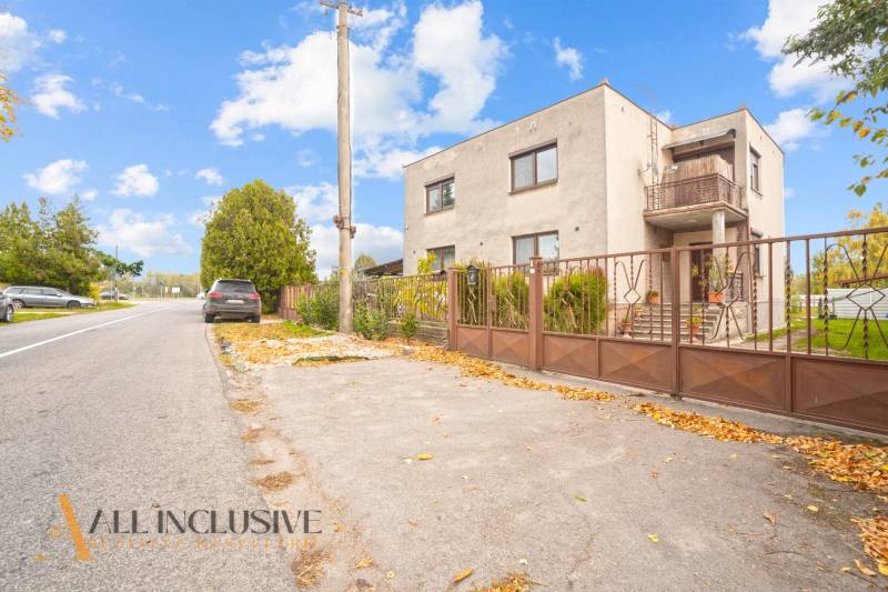 NA PREDAJ 6-IZBOVÝ RD S VEĽKÝM POZOMKOM, DOLNÝ ŠTÁL - Rodinný dom v Dolnom Štáli pri ceste, s kovovým plotom a modrou oblohou.