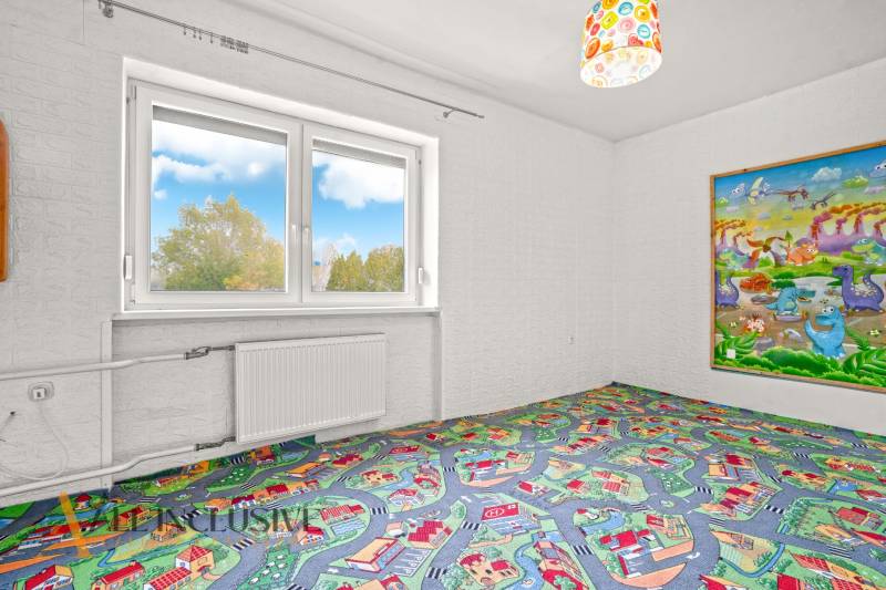 NA PREDAJ 6-IZBOVÝ RD S VEĽKÝM POZOMKOM, DOLNÝ ŠTÁL - Detská izba v rodinnom dome s farebným kobercom a nástenným obrázkom.