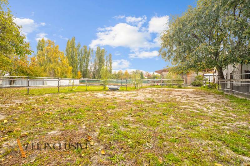 NA PREDAJ 6-IZBOVÝ RD S VEĽKÝM POZOMKOM, DOLNÝ ŠTÁL - Záhrada pri rodinnom dome v Dolnom Štáli s oploteným priestorom a stromami.