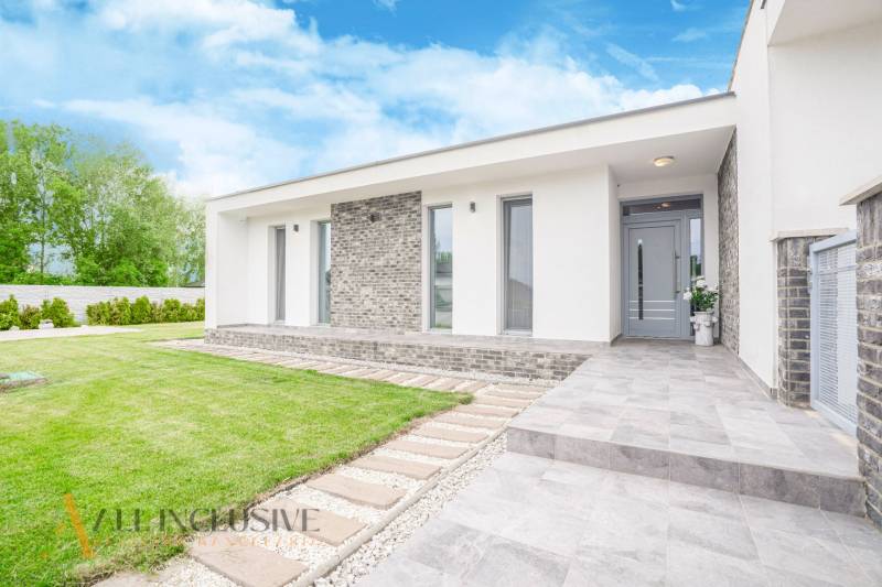 NA PREDAJ NADŠTANDARDNÁ 4-IZB. NOVOSTAVBA, DUN. KLÁTOV - Rodinný dom v Dunajskom Klátove s trávnikom, terasou a vstupom s chodníkom.