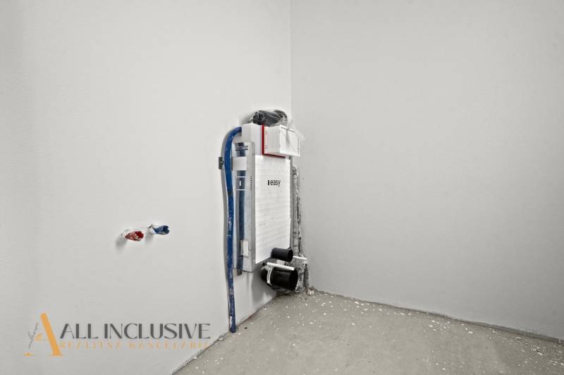 NA PREDAJ 4-IZBOVÁ NOVOSTAVBA, POVODA - Inštalácia pre závesný záchod v rodinnom dome so surovou podlahou.