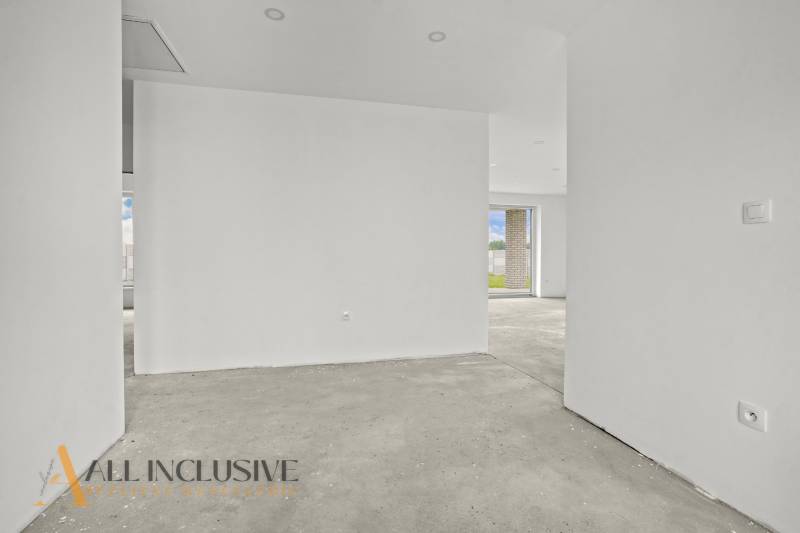 NA PREDAJ 4-IZBOVÁ NOVOSTAVBA, POVODA - Prázdna miestnosť s bielymi stenami a betónovou podlahou v rodinnom dome.