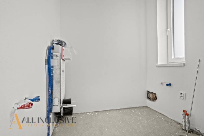 NA PREDAJ 4-IZBOVÁ NOVOSTAVBA, POVODA - Roh miestnosti v Rodinnom dome s inštaláciou pre kúpeľňu a oknom.