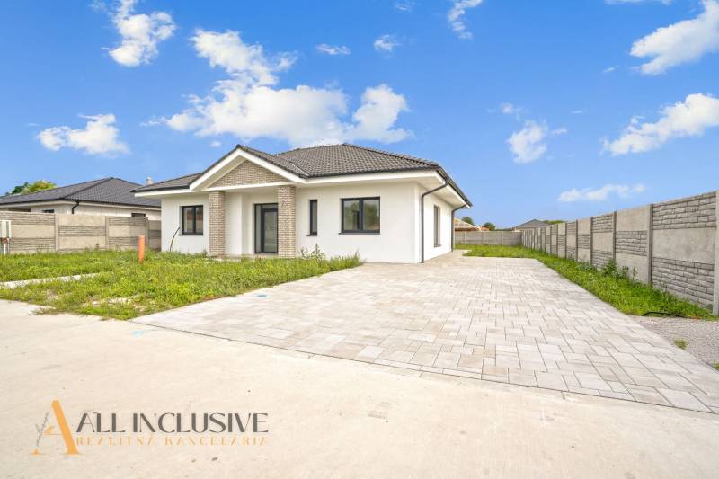 NA PREDAJ 4-IZBOVÁ NOVOSTAVBA, POVODA - Rodinný dom v Dunajskej Strede na Povode s upraveným dvorom a príjazdovou cestou.