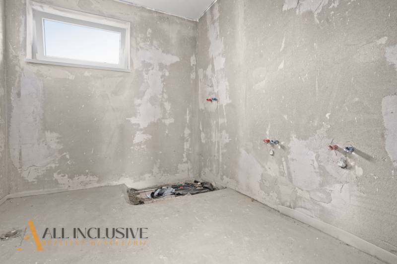 NA PREDAJ 4-IZBOVÁ NOVOSTAVBA, POVODA - Nedokončená kúpeľňa v Rodinnom dome so surovými stenami a prípravou na inštalácie.