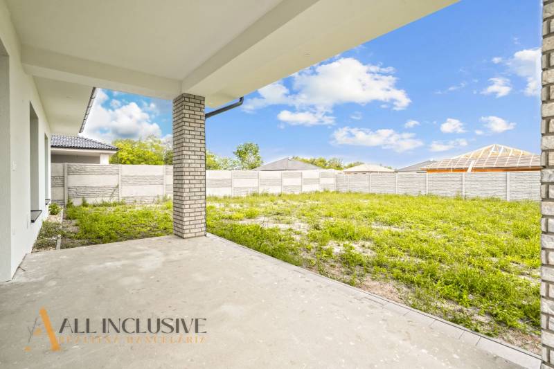 NA PREDAJ 4-IZBOVÁ NOVOSTAVBA, POVODA - Záhrada rodinného domu na Povode v Dunajskej Strede s terasou a oplotením.