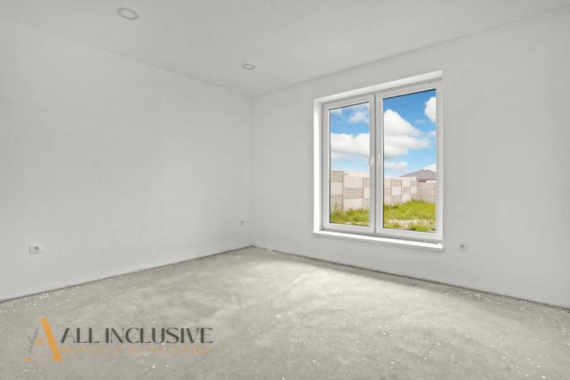 NA PREDAJ 4-IZBOVÁ NOVOSTAVBA, POVODA - Prázdna miestnosť v rodinnom dome s dokončenými stenami a oknom s výhľadom.