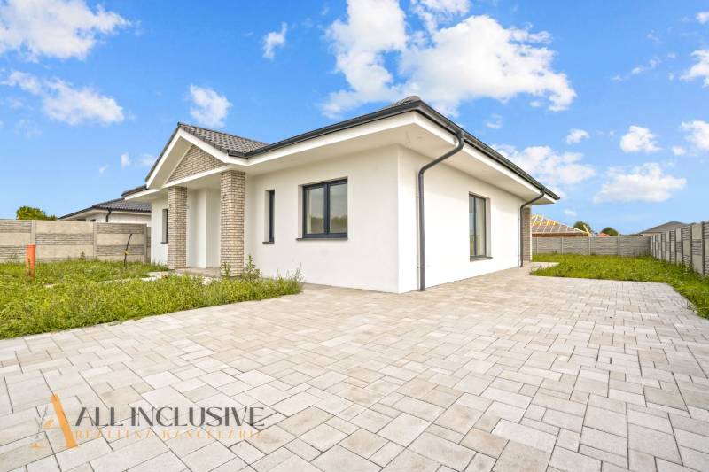 NA PREDAJ 4-IZBOVÁ NOVOSTAVBA, POVODA - Rodinný dom na ulici Povoda v Dunajskej Strede s priľahlou terasou a záhradou.