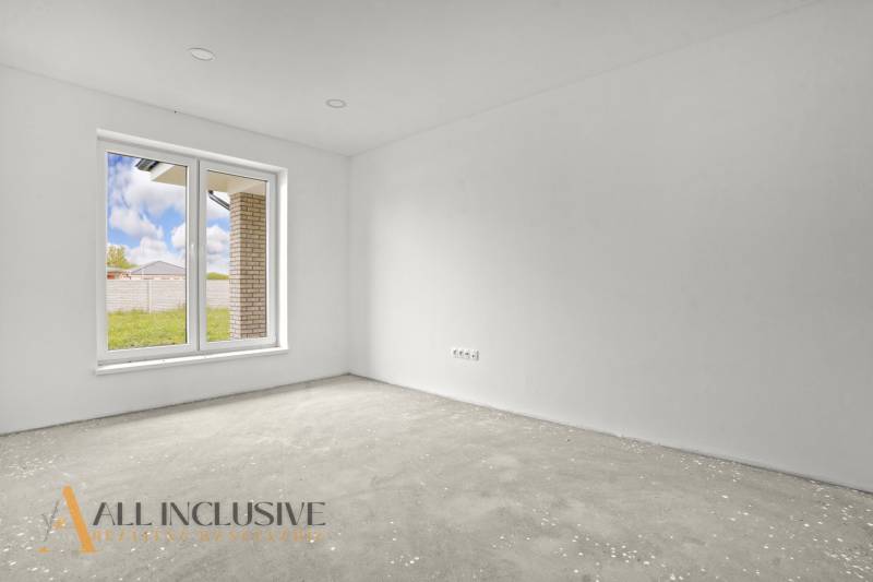 NA PREDAJ 4-IZBOVÁ NOVOSTAVBA, POVODA - Izba s bielymi stenami a veľkým oknom v rodinnom dome.