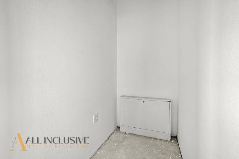 NA PREDAJ 4-IZBOVÁ NOVOSTAVBA, POVODA - Malá miestnosť s bielymi stenami a skrinkou v rodinnom dome.