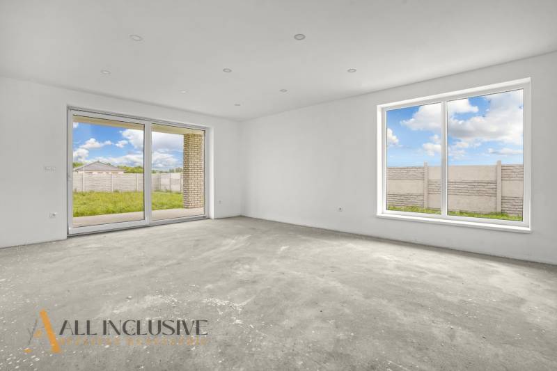 NA PREDAJ 4-IZBOVÁ NOVOSTAVBA, POVODA - Biela priestranná izba v rodinnom dome so svetlom prenikajúcim cez veľké okná.