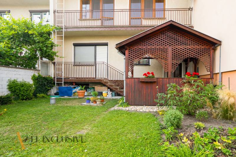 NA PREDAJ 5-IZBOVÝ POSCH. RODINNÝ DOM, DUNAJSKÁ STREDA - Rodinný dom v Dunajskej Strede s drevenou verandou, záhradou a balkónmi.