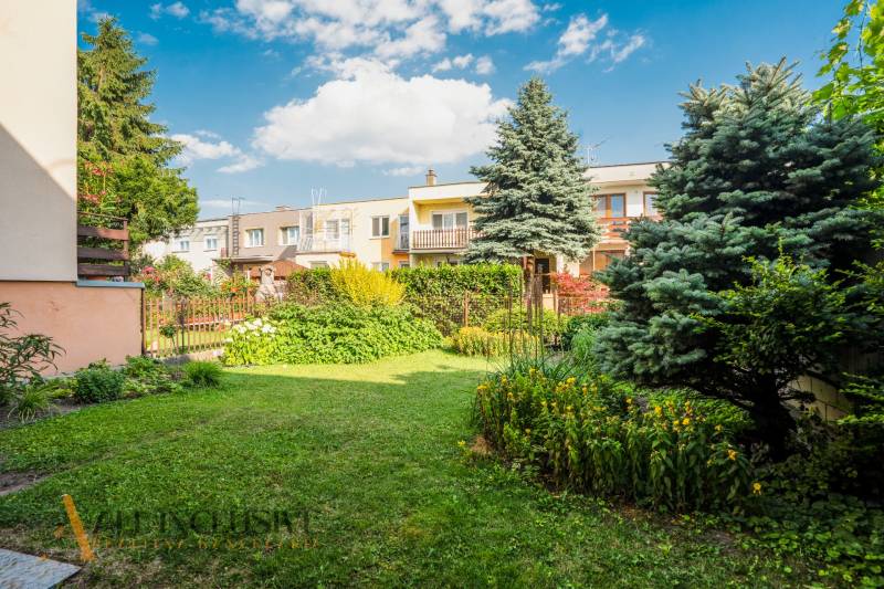 NA PREDAJ 5-IZBOVÝ POSCH. RODINNÝ DOM, DUNAJSKÁ STREDA - V záhrade rodinného domu v Dunajskej Strede sú stromy, kvety a trávnik.