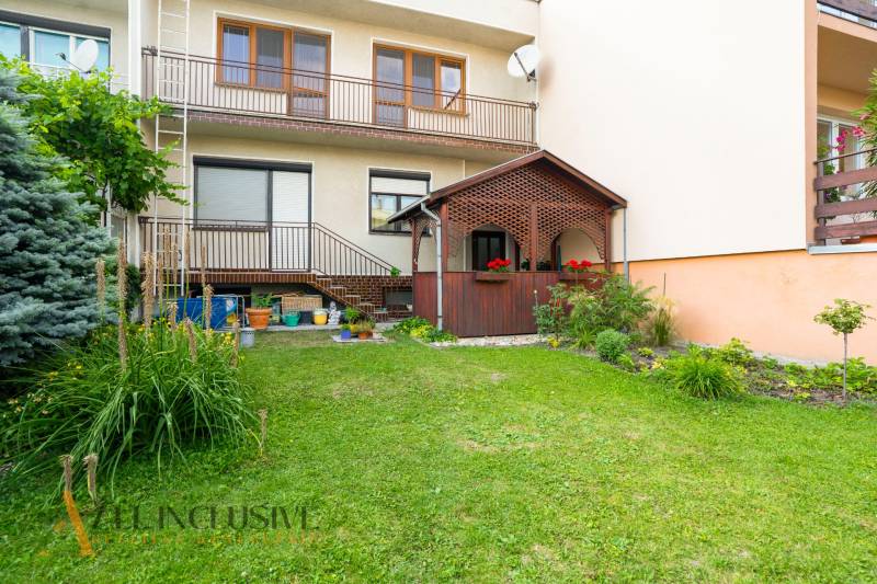 NA PREDAJ 5-IZBOVÝ POSCH. RODINNÝ DOM, DUNAJSKÁ STREDA - Rodinný dom v Dunajskej Strede so záhradou a altánkom, obklopený zeleňou a kvetmi.