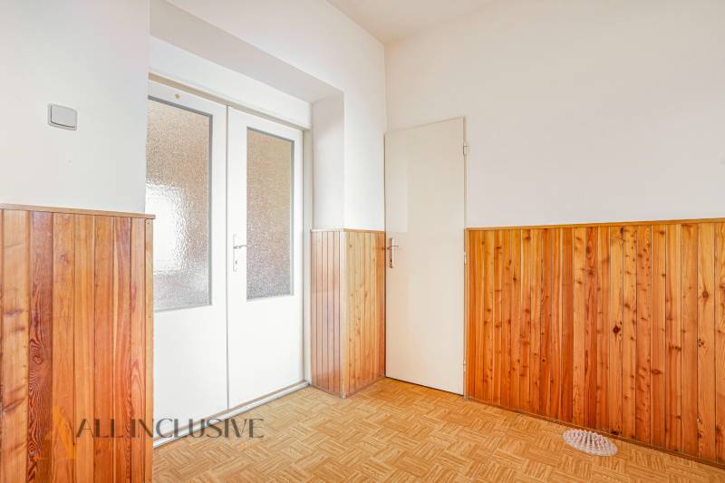 NA PREDAJ 5-IZBOVÝ POSCH. RODINNÝ DOM, DUNAJSKÁ STREDA - Drevený obklad a svetlé dvere v interiéri rodinného domu.