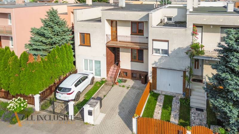 NA PREDAJ 5-IZBOVÝ POSCH. RODINNÝ DOM, DUNAJSKÁ STREDA - Rodinný dom v Dunajskej Strede, s parkoviskom a zeleňou.
