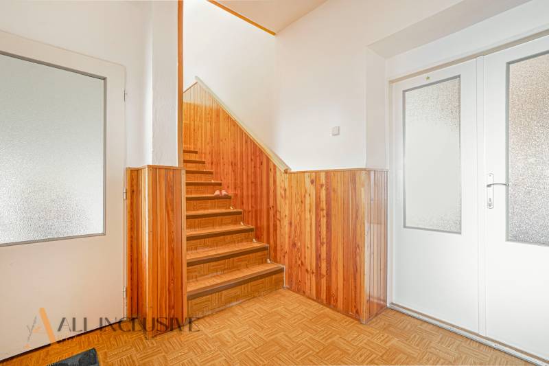 NA PREDAJ 5-IZBOVÝ POSCH. RODINNÝ DOM, DUNAJSKÁ STREDA - V Rodinnom dome sa nachádza chodba so schodiskom a dreveným obložením.